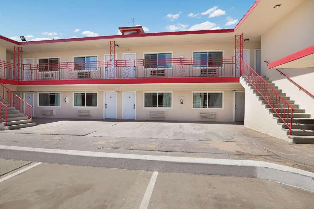 Econo Lodge *